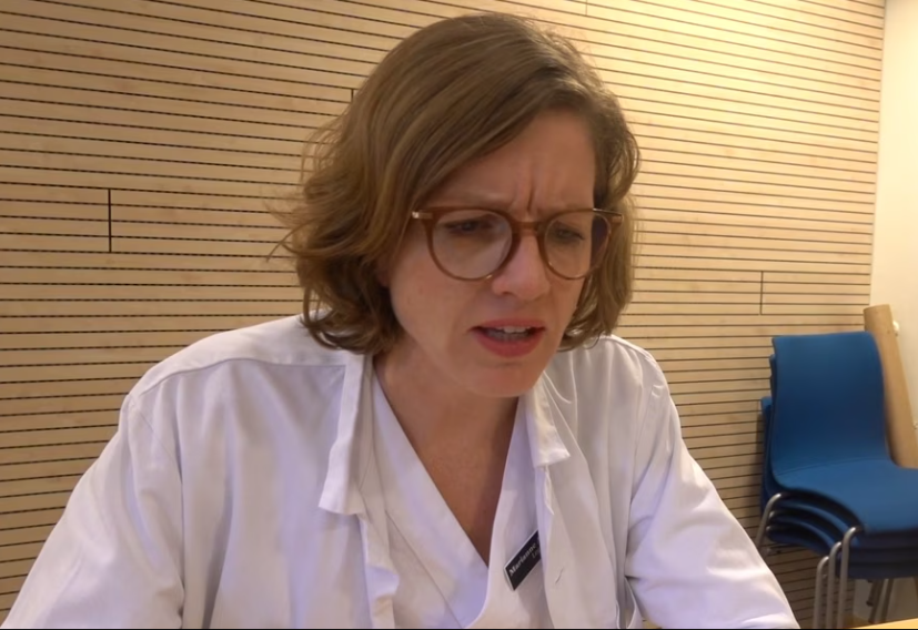 En doktor som sitter på kontoret