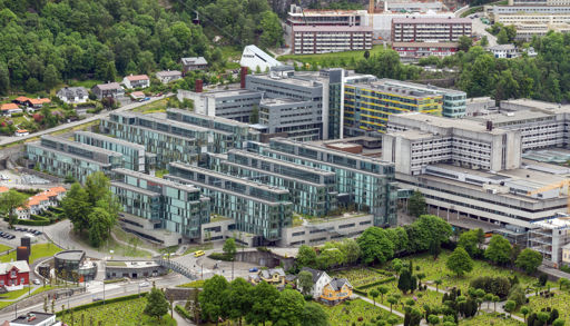 Et flyfoto av Haukeland Universitetssykehus med flere bygninger og omkringliggende grøntområde