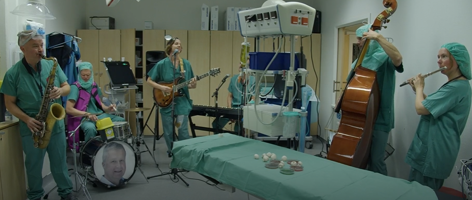En gruppe mennesker som spiller instrumenter inne på et sykehus