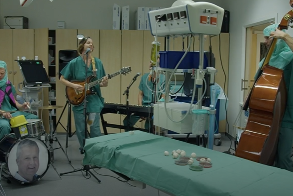 En gruppe mennesker som spiller instrumenter inne på et sykehus