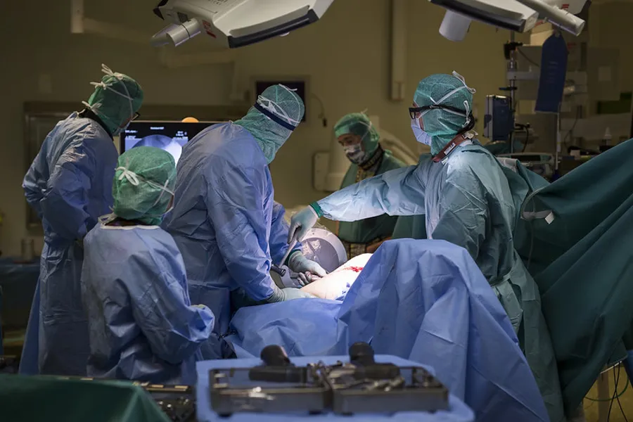 En gruppe kirurger som utfører kirurgi