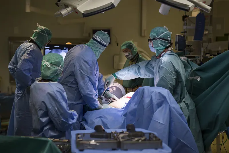 En gruppe kirurger som utfører kirurgi